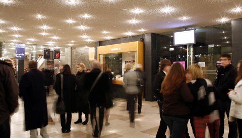 public dans le foyer du Grand Théâtre de la Ville de Luxembourg