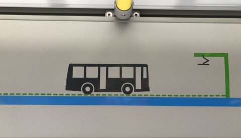 autocollant à l'intérieur d'un bus electro-hybride de la Ville de Luxembourg