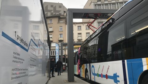 bus électro-hybride dans station de charge à la Gare de Luxembourg