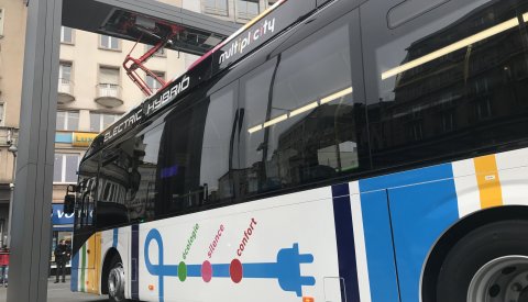 bus électro-hybride dans station de charge à la Gare de Luxembourg
