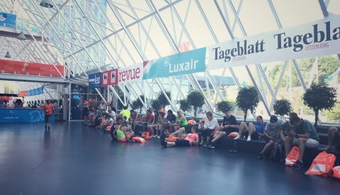 coureurs qui attendent le départ du ING Night Maraton à l'intérieur de la Luxexpo