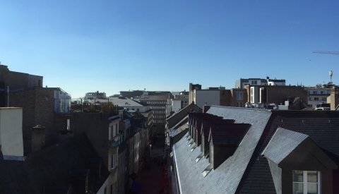 toits de maisons au centre-ville, rue Louvigny