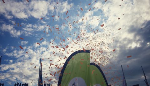confetti volant dans l'air après le départ du ING Night Marathon