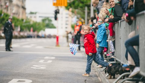 foule lors de la parade militaire pour la Fête Nationale