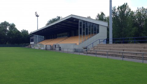 les gradins couverts du Stade Beggen