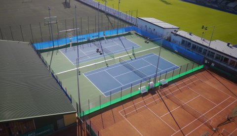 vue plongeante sur le hall de tennis et les terrains de tennis synthétiques et en terre battue du Stade Josy Barthel