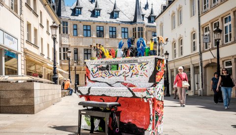 piano décoré devant le Palais Grand-Ducal