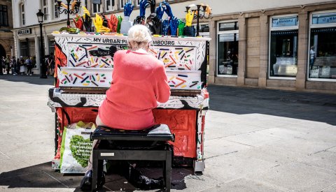 personne jouant au piano devant le Palais Grand-Ducal