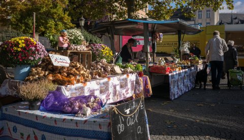 marché hebdomadaire sur la place Guillaume II