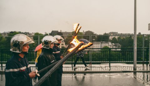 cortège de la retraite aux flambeaux la veille de la Fête Nationale