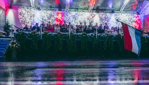 tribune d'honneur lors du cortège de la retraite aux flambeaux la veille de la Fête Nationale