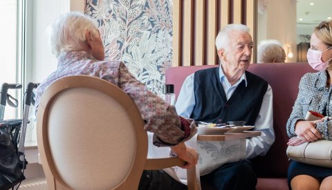 personnes âgées assises à une table