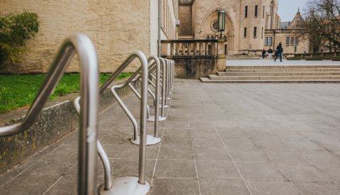 Photo des emplacements vélos près de la cathédrale