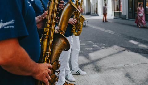 Image de deux personnes jouant au saxophone dans une rue de la ville-haute