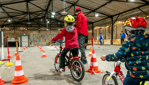 Image de deux enfants sur leur vélos en train d'entamer un parcours à l'intérieur du Schluechthaus