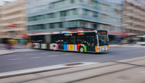 Image d'un bus sur le croisement Av. Monterey et Boulevard Royal