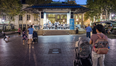 Image d'un concert de la série Plëss in Concert avec un orchestre et quelques spectateurs