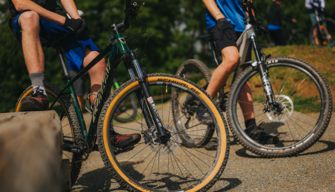 deux garçons sur leur vélo