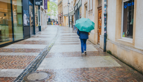 femme avec parapluie