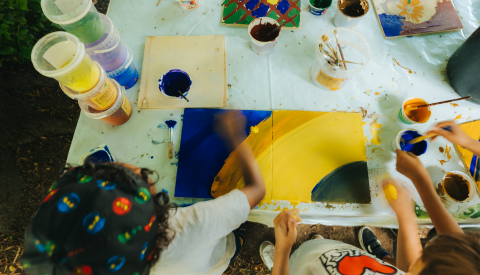 Image d'enfants en train de dessiner avec des couleurs d'eau