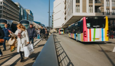 Photo du quai Hamilius avec piétons, tram et bus