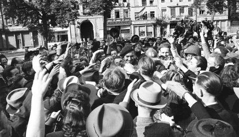 Photo du grand duc Jean, entouré par une foule de gens sur la place Guillaume II