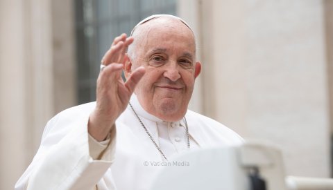 Image du pape François qui fait signe à la caméra