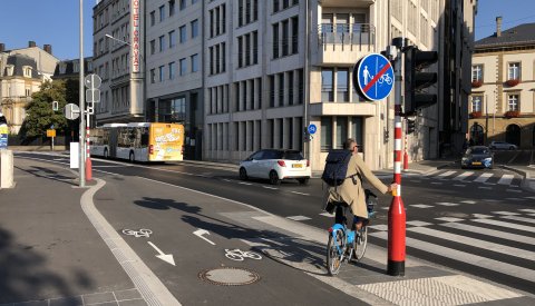 Photo avec un bus, une voiture en un cycliste