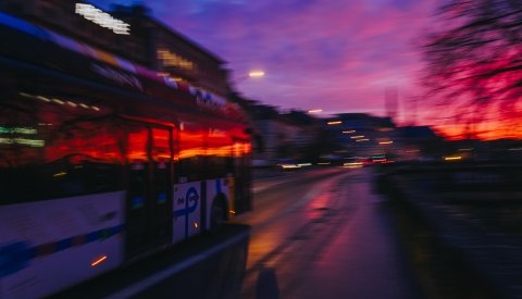 Photo d'un bus pendant la nuit