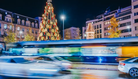 Vue sur le Niklosmaart et le tram qui passe