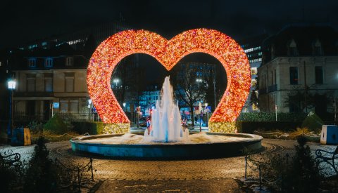 Coeur illuminé à la fontaine Amalia