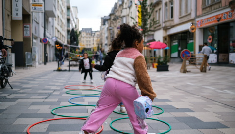 Image d'un enfant qui participe à une activité dans la Rue de Strasbourg